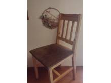 ox_4-drewniane-krzesla-tapicerowane-mozna-je-latwo-pomalowac-np-na-bialo