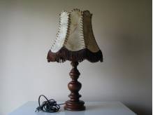 ox_stara-lampa-stolowa-stojaca-abazur-ze-skory-naturalnej-fredzle-drewno