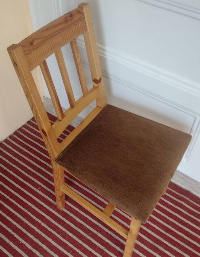 ox_4-drewniane-krzesla-tapicerowane-mozna-je-latwo-pomalowac-np-na-bialo