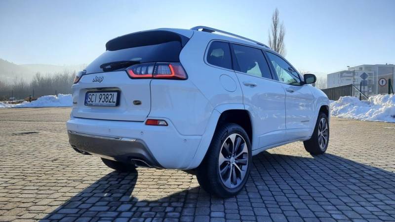 ox_jeep-cherokee-salonowy-overland-4x4-20-turbo-270-km-benzynawyposazony