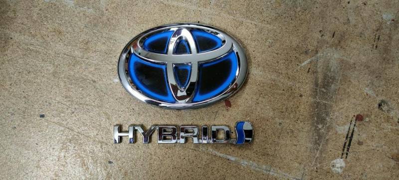 ox_emblemat-toyota-hybrid