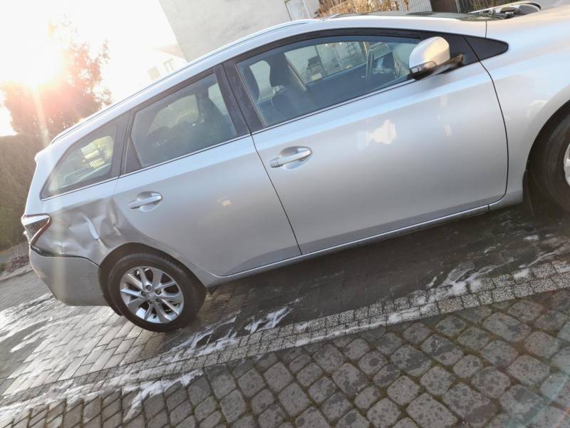 ox_toyota-auris-kombi-14d-2013-r-krajowa-uszkodzona