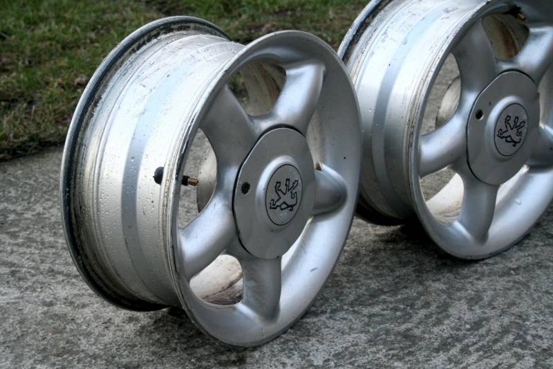 ox_felgi-aluminiowe-peugeot-306-13-opony-zimowe-kolpaki-plastikowe