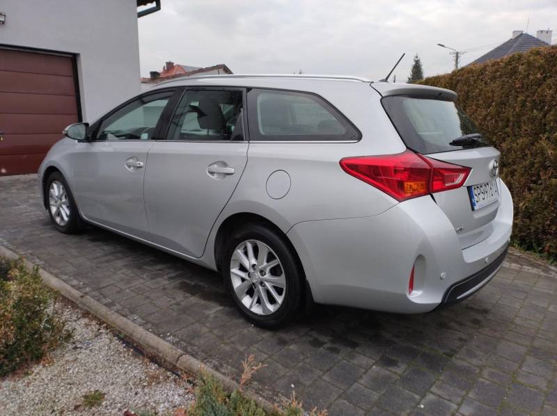 ox_toyota-auris-kombi-14-d4d-90km-2013-r-krajowa-kamera-cofania