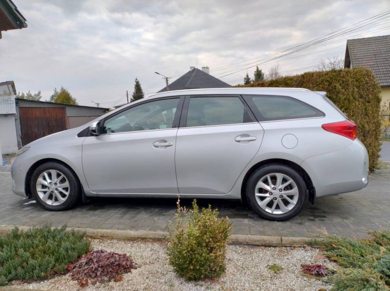 ox_toyota-auris-kombi-14-d4d-90km-2013-r-krajowa-kamera-cofania
