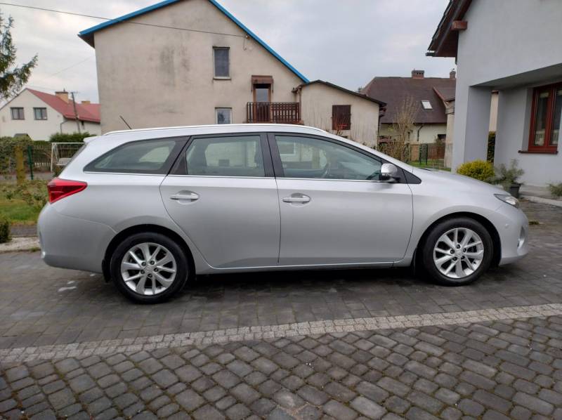 ox_toyota-auris-kombi-14-d4d-90km-2013-r-krajowa-kamera-cofania
