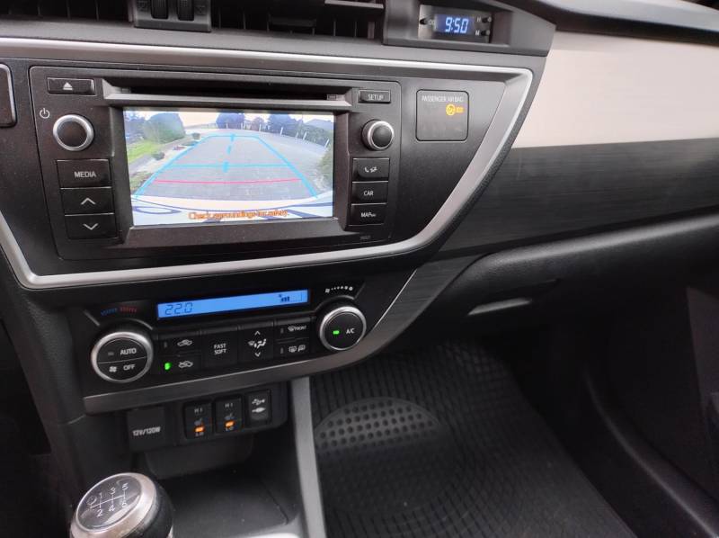 ox_toyota-auris-kombi-14-d4d-90km-2013-r-krajowa-kamera-cofania