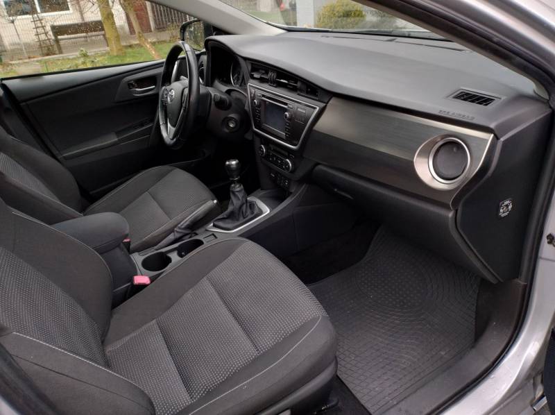 ox_toyota-auris-kombi-14-d4d-90km-2013-r-krajowa-kamera-cofania