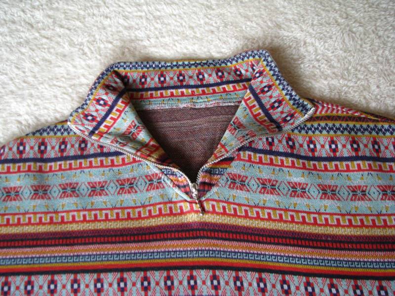 ox_bluza-golf-rozpinany-pod-szyja-z-geometrycznymi-wzorami-sweterek-xxl