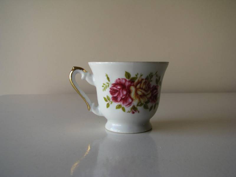 ox_stara-piekna-porcelanowa-filizanka-ze-zloceniami-i-motywem-roz