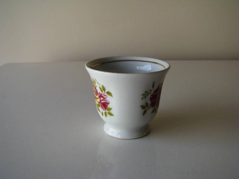 ox_stara-piekna-porcelanowa-filizanka-ze-zloceniami-i-motywem-roz
