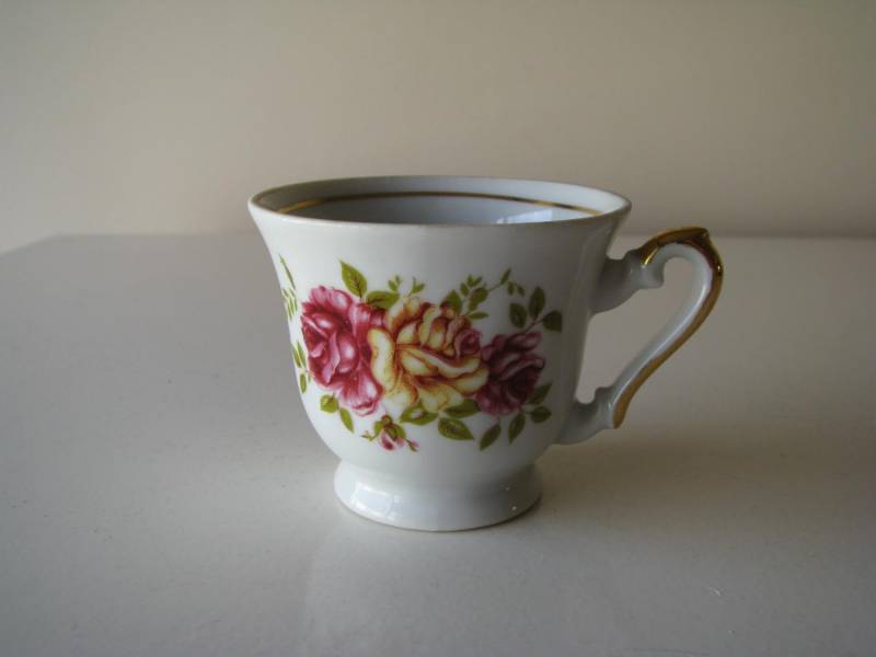 ox_stara-piekna-porcelanowa-filizanka-ze-zloceniami-i-motywem-roz