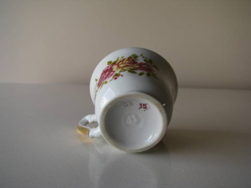 ox_stara-piekna-porcelanowa-filizanka-ze-zloceniami-i-motywem-roz