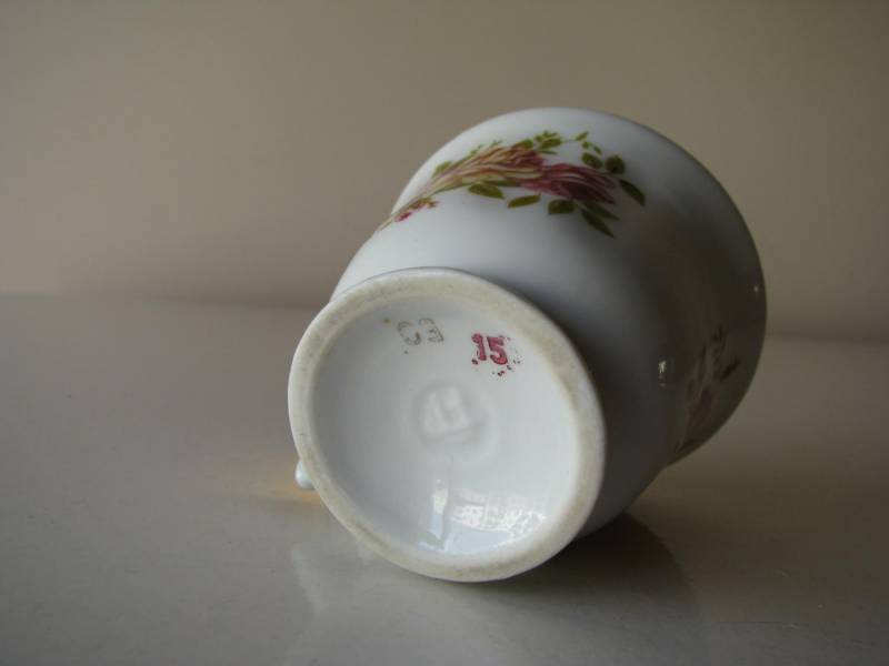 ox_stara-piekna-porcelanowa-filizanka-ze-zloceniami-i-motywem-roz