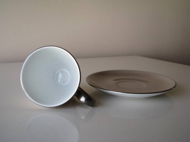 ox_porcelanowa-perlowo-brazowa-filizanka-z-ciemnymi-zloceniami-kristoff