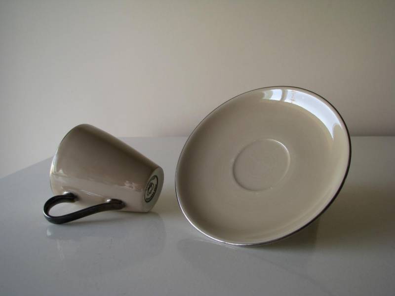 ox_porcelanowa-perlowo-brazowa-filizanka-z-ciemnymi-zloceniami-kristoff