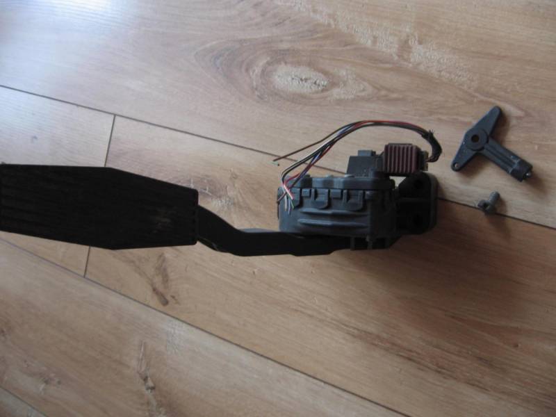 ox_opel-astra-ii-g-pedal-gazu
