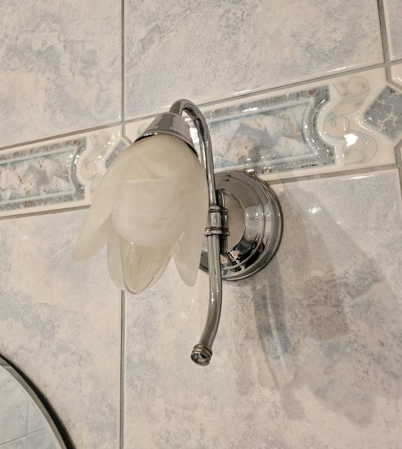 ox_kinkiet-lampa-tulipan-z-zarowka-stan-bdb