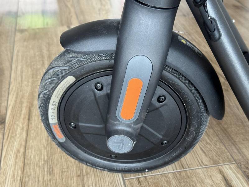 ox_hulajnoga-elektryczna-segway-ninebot-kickscooter-f20d-przebieg-2km