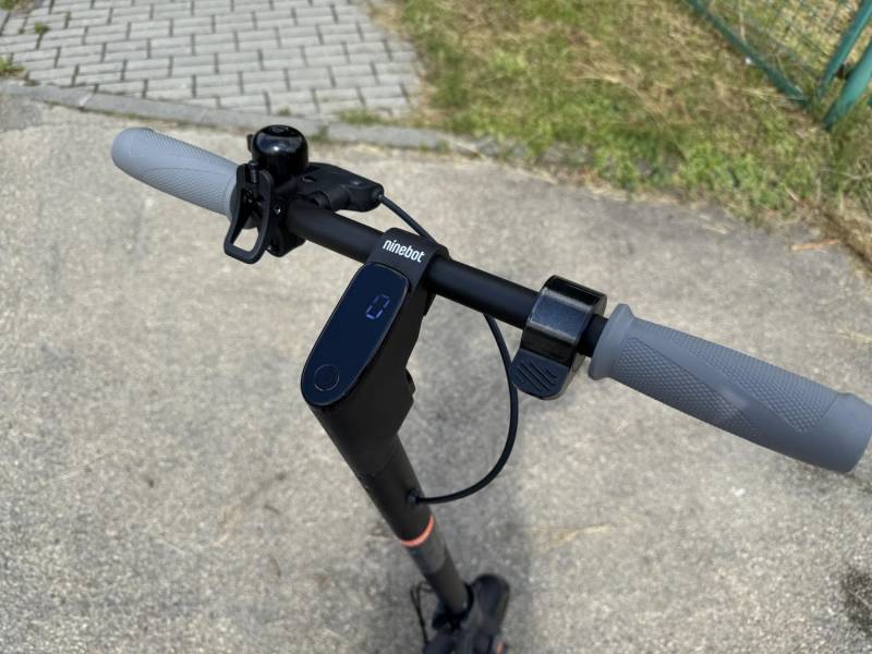 ox_hulajnoga-elektryczna-segway-ninebot-kickscooter-f20d-przebieg-2km