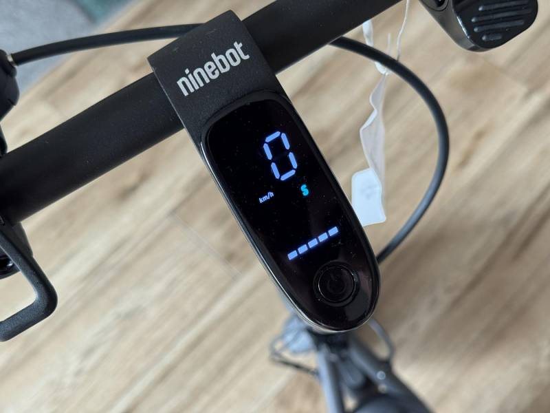 ox_hulajnoga-elektryczna-segway-ninebot-kickscooter-f20d-przebieg-2km