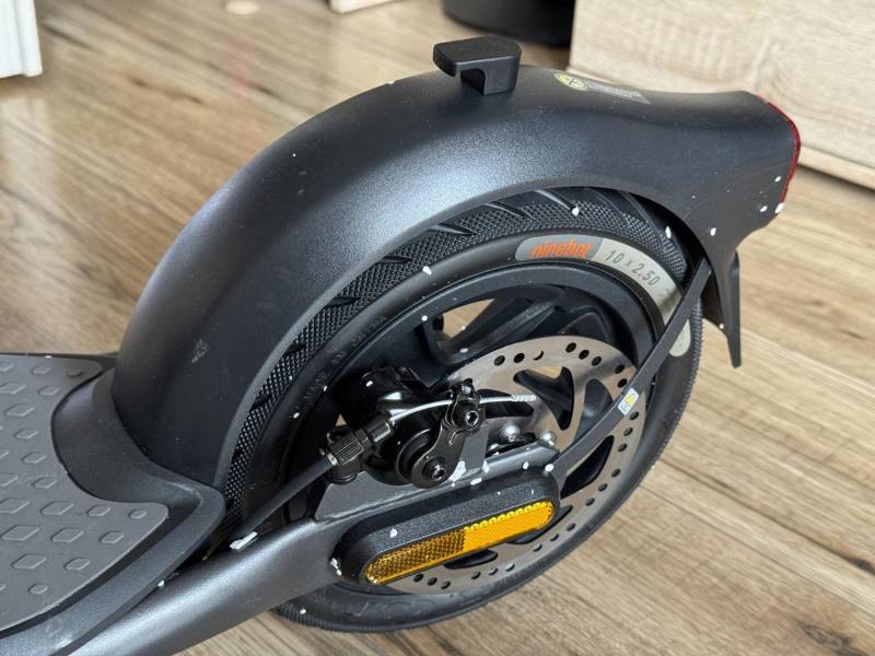ox_hulajnoga-elektryczna-segway-ninebot-kickscooter-f20d-przebieg-2km