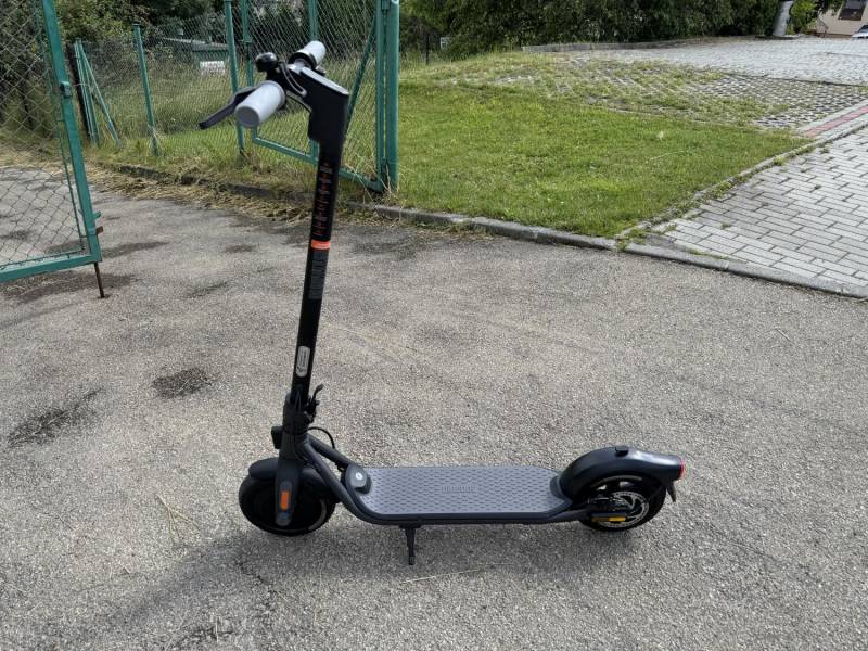 ox_hulajnoga-elektryczna-segway-ninebot-kickscooter-f20d-przebieg-2km